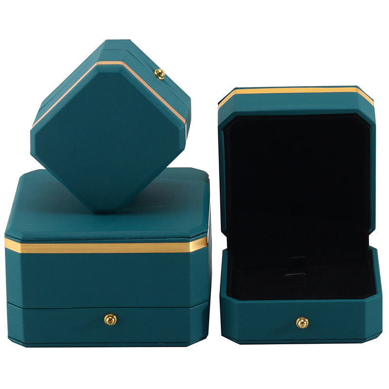 Gioielli in colore verde scuro con confezioni in pelle finta ottagonale