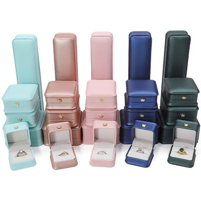 Cartone per gioielli in cuoio in PU con logo personalizzato per bracciale di corona, pendente, collana, anello di imballaggio