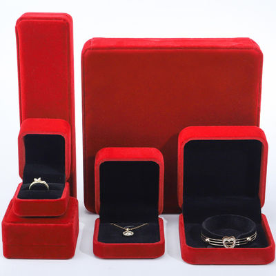 Ingrosso Produzione Casella di gioielli di lusso di velluto Logo personalizzato personalizzato Colletto rosso Bracciale orecchini Anello Imballaggio Casella di gioielli di velluto