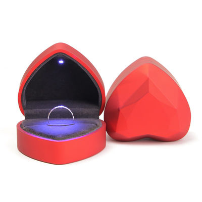 La cassetta di gioielli rossi a forma di cuore a LED è l'ultimo pacchetto di gioielli per la tua collezione finale