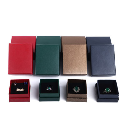 Manifattura all'ingrosso Casella di gioielleria di lusso personalizzata Custom high end Colletto Bracciale Orecchini Anello set di gioielli Imballaggio Capo di carta cartonata e base Casella di gioielli con logo
