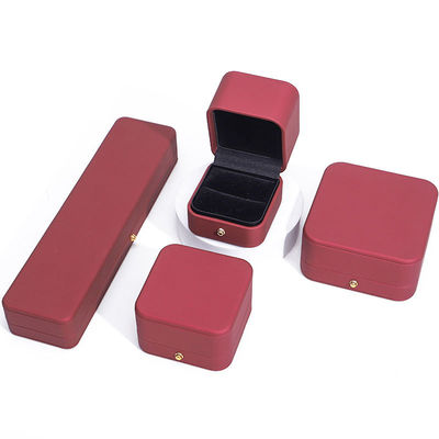 Wind Red Sleek PU pelle Gioielli Scatola di imballaggio con ornamento del pulsante d'oro