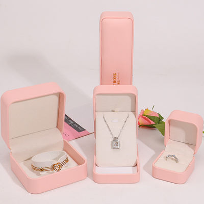 Manifattura all'ingrosso Gioielli Premium Confezioni per scatole Logo personalizzato Colletto Bracciale Orecchini Anello Confezioni in pelle rosa Confezioni per gioielli