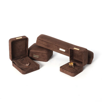 Prodotto all'ingrosso Casella di gioielli di lusso personalizzata Custom High End Colletto Bracciale Orecchini Anello set gioielli Imballaggio Casella di gioielli marrone velluto con logo