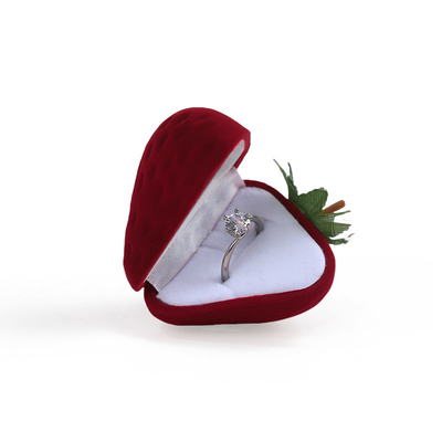 Una gioielleria personalizzata di qualità di fragole, una scatola di velluto rosso per anello.